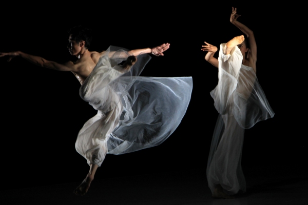 Photo Flash: Cloud Gate Dance Theatre Performs in Taipei Image
