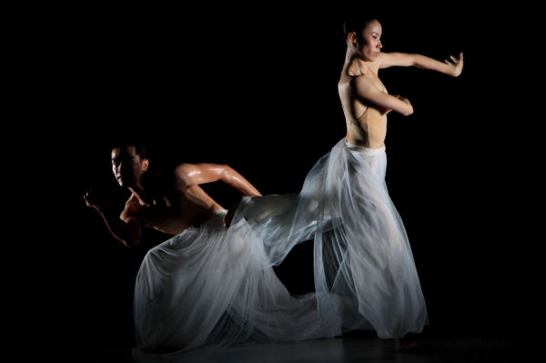 Photo Flash: Cloud Gate Dance Theatre Performs in Taipei Image