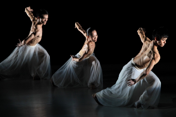 Photo Flash: Cloud Gate Dance Theater Present WATER STAINS ON THE WALL  Image