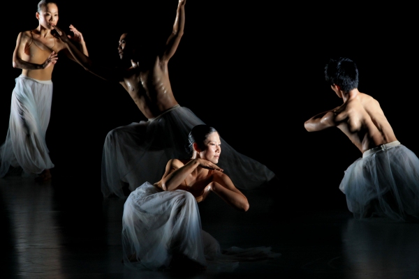 Photo Flash: Cloud Gate Dance Theater Present WATER STAINS ON THE WALL  Image