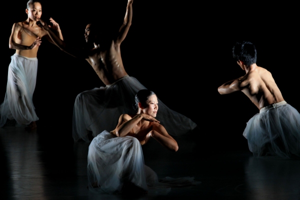 Photo Flash: Cloud Gate Dance Theater Present WATER STAINS ON THE WALL Image