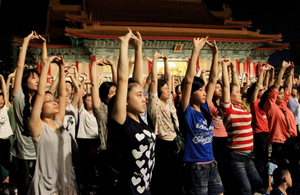 Photo Flash: Cloud Gate Dance Theater Present WATER STAINS ON THE WALL  Image