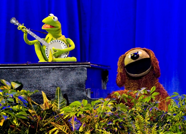 Aug. 19, 2011 - Anaheim, California, U.S. - Kermit the Frog and Rowlf perform ''The R Photo