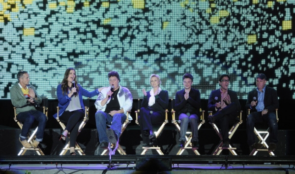Photo Flash: GLEE Cast Attends Santa Monica Sing-A-Long Image