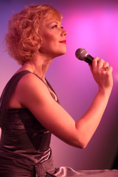 Photo Flash: Emily Bergl Performs at the Oak Room Image