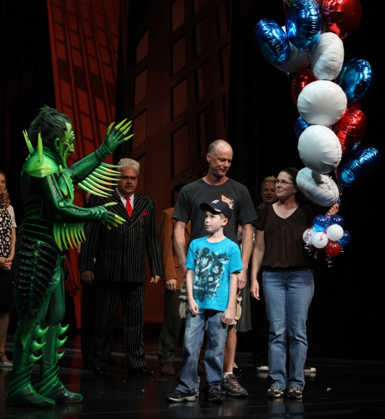 The cast of SPIDER-MAN Turn Off The Dark, as well as the 500,000th audience member Jo Photo