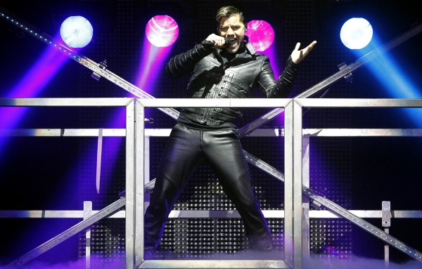 Photo Flash: Broadway-Bound Ricky Martin Performs in Chile! Image