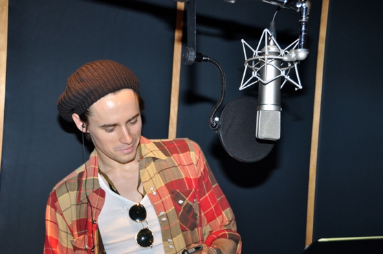 Photo Coverage: SPIDER-MAN's Reeve Carney, T.V. Carpio Sing For 'Carols for a Cure' Image