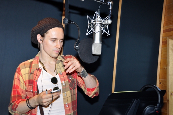 Photo Coverage: SPIDER-MAN's Reeve Carney, T.V. Carpio Sing For 'Carols for a Cure' Image