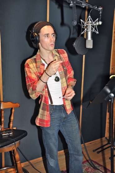 Photo Coverage: SPIDER-MAN's Reeve Carney, T.V. Carpio Sing For 'Carols for a Cure' Image