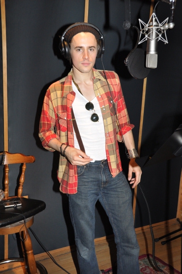 Photo Coverage: SPIDER-MAN's Reeve Carney, T.V. Carpio Sing For 'Carols for a Cure' Image