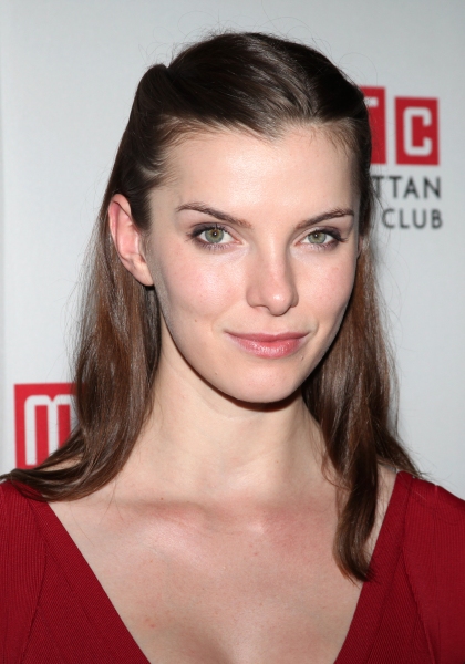 Betty Gilpin  Photo