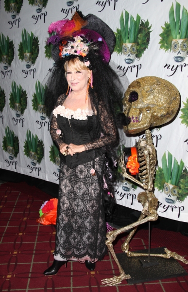 Photo Coverage: Bette Midler's 'Hulaween' Gala Benefit Image