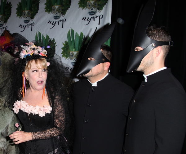 Photo Coverage: Bette Midler's 'Hulaween' Gala Benefit Image