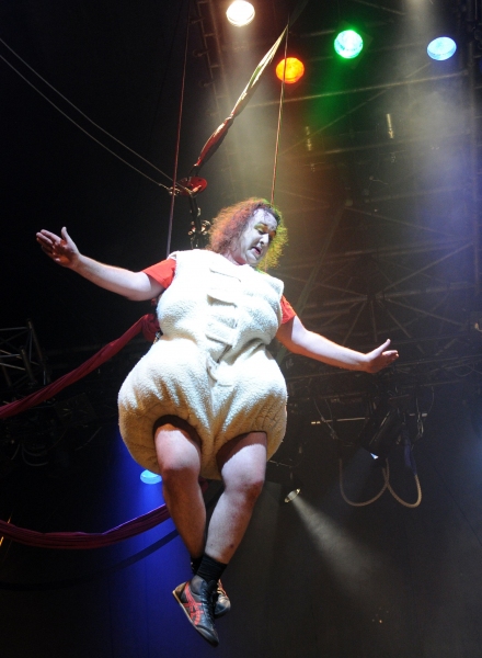 Photo Flash: CIRQUE NONO at the Fliegende Bauten Theatre  Image