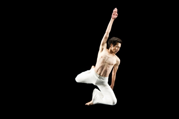 Photo Flash: Cloud Gate Dance Theatre's WHITE  Image