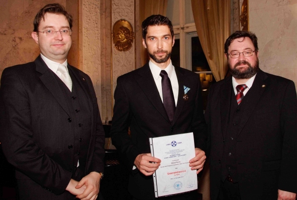 The sculptor Nikos Floros receiving the Medal for Arts and Sciences from the Austrian Photo