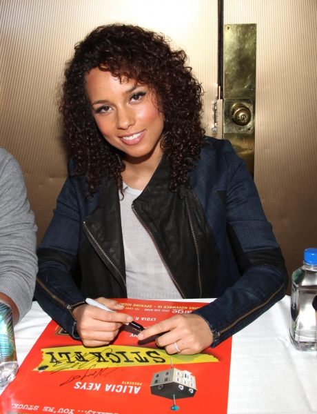 Photo Coverage: Alicia Keys Meets with STICK FLY Fans! Image