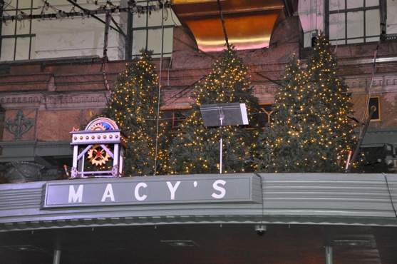 Photo Flash: Whoopi Goldberg and SISTER ACT Unveil Macy's 2011 Windows Image