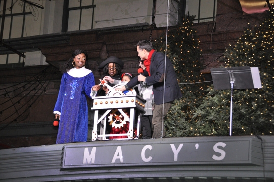 Photo Flash: Whoopi Goldberg and SISTER ACT Unveil Macy's 2011 Windows Image