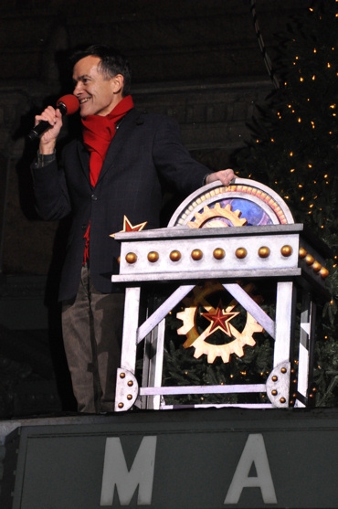 Photo Flash: Whoopi Goldberg and SISTER ACT Unveil Macy's 2011 Windows Image