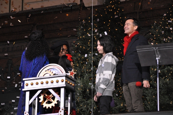 Photo Flash: Whoopi Goldberg and SISTER ACT Unveil Macy's 2011 Windows Image
