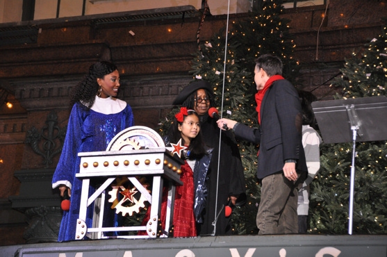 Photo Flash: Whoopi Goldberg and SISTER ACT Unveil Macy's 2011 Windows Image