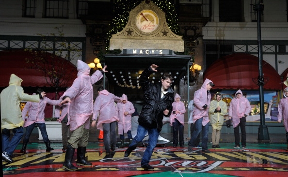 Photo Flash: Daniel Radcliffe, John Larroquette & HOW TO SUCCEED Cast Rehearse for Thanksgiving Day Parade in the Rain! Image
