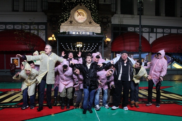 Photo Flash: Daniel Radcliffe, John Larroquette & HOW TO SUCCEED Cast Rehearse for Thanksgiving Day Parade in the Rain! Image