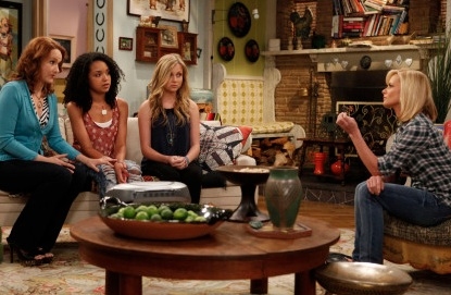 Photo Flash - First Look - Katie Finneran Debuts on Fox's I HATE MY TEENAGE DAUGHTER, 11/30 Image