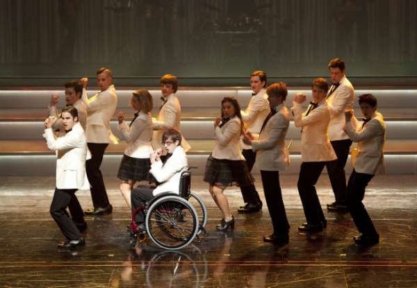 GLEE: New Directions perform in the "Hold on to Sixteen" episode of GLEE ai Photo