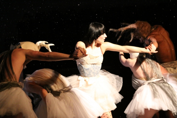 Gracie White as Snow White (center) Photo