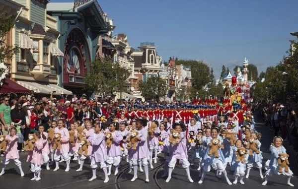Photo Flash: First Look - Nick Cannon Hosts Disney's CHRISTMAS DAY PARADE, 12/25 Image
