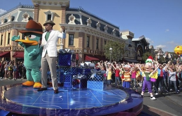 Photo Flash: First Look - Nick Cannon Hosts Disney's CHRISTMAS DAY PARADE, 12/25 