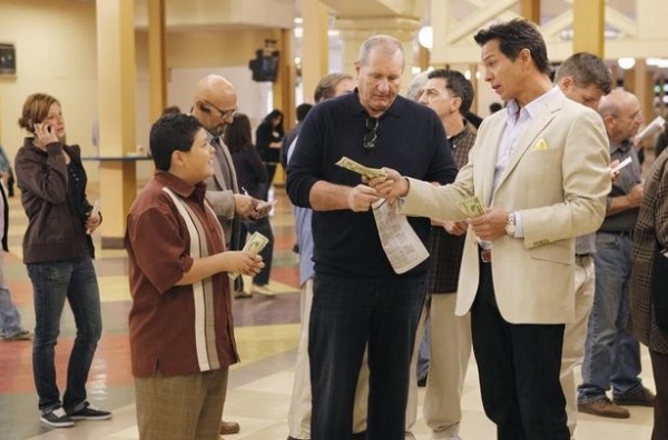 Photo Flash: Benjamin Bratt Guest Stars on ABC's MODERN FAMILY Tonight Image