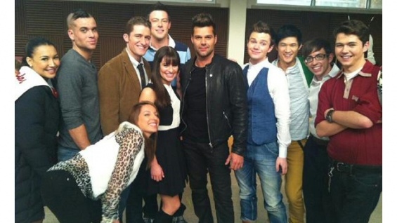 Ricky Martin with the cast of GLEE Photo