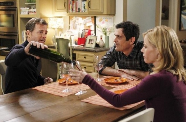 Photo Flash: First Look - Greg Kinnear on ABC's MODERN FAMILY, 2/8 Image