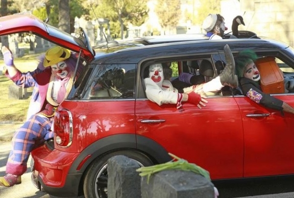 Photo Flash: First Look - Bobby Cannavale, Ellen Barkin Guest Star on ABC's MODERN FAMILY Tonight Image