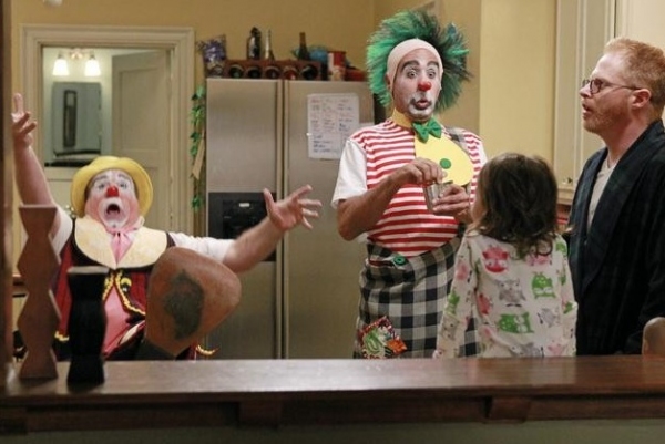 Photo Flash: First Look - Bobby Cannavale, Ellen Barkin Guest Star on ABC's MODERN FAMILY Tonight Image