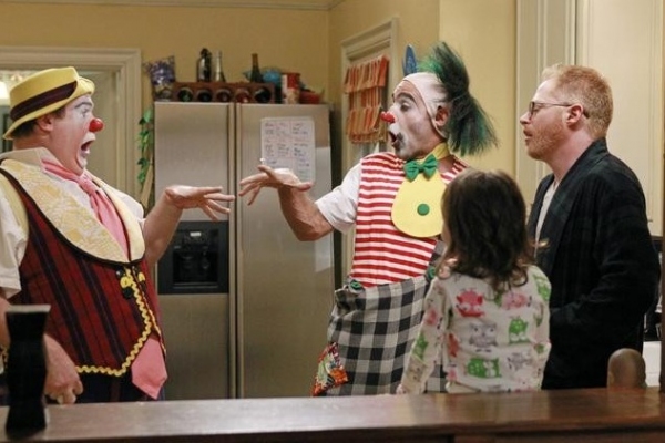 Photo Flash: First Look - Bobby Cannavale, Ellen Barkin Guest Star on ABC's MODERN FAMILY Tonight Image