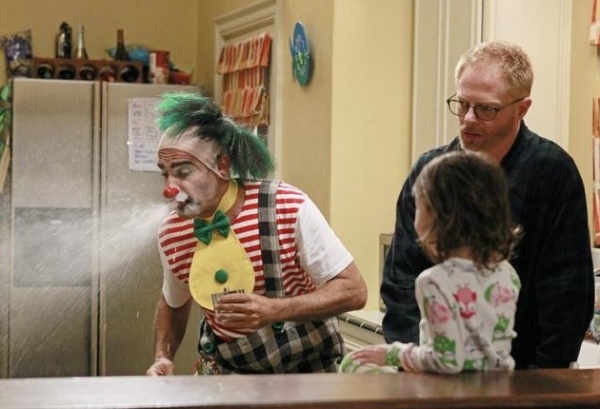 Photo Flash: First Look - Bobby Cannavale, Ellen Barkin Guest Star on ABC's MODERN FAMILY Tonight Image