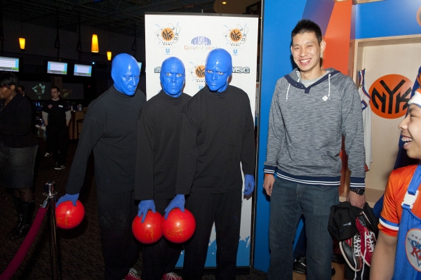 Photo Flash: Jeremy Lin Meets the Blue Man Group at Knicks Bowl Image