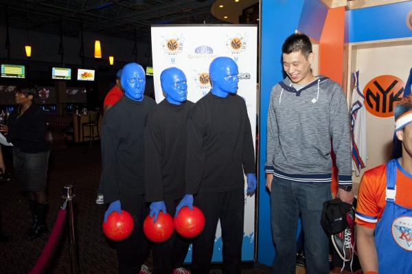 Photo Flash: Jeremy Lin Meets the Blue Man Group at Knicks Bowl Image