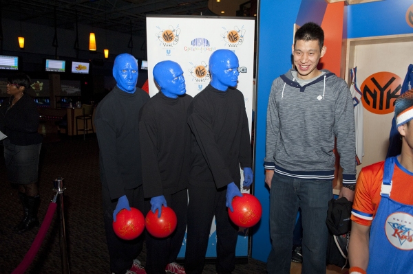 Photo Flash: Jeremy Lin Meets the Blue Man Group at Knicks Bowl Image