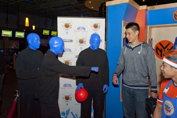 Photo Flash: Jeremy Lin Meets the Blue Man Group at Knicks Bowl Image