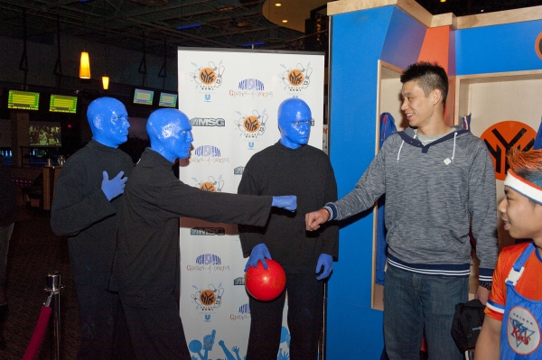 Photo Flash: Jeremy Lin Meets the Blue Man Group at Knicks Bowl Image