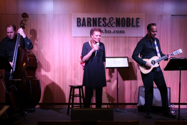 Photo Flash: Leslie Uggams Performs Live at Barnes & Noble 