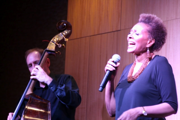 Photo Flash: Leslie Uggams Performs Live at Barnes & Noble 