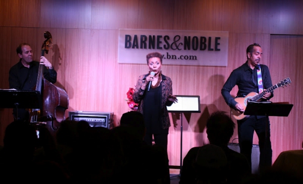 Photo Flash: Leslie Uggams Performs Live at Barnes & Noble 