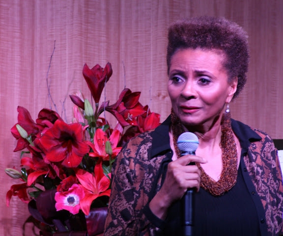 Photo Flash: Leslie Uggams Performs Live at Barnes & Noble 